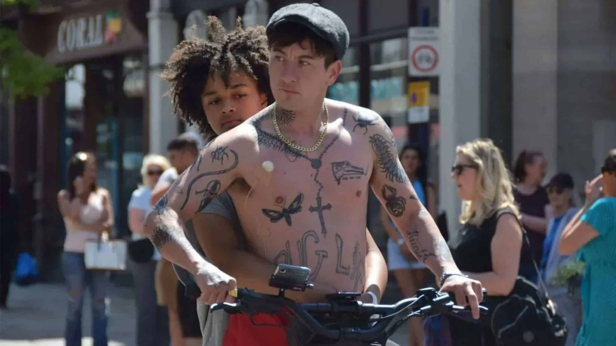 Bild på Barry Keoghan och Nykiya Adams på en cykel, från filmen Bird. 